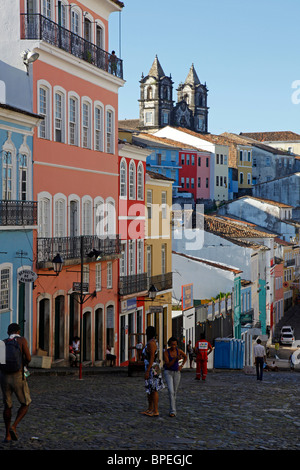 Gepflasterten Straßen und Kolonialarchitektur Largo de Pelourinho, Salvador, Bahia, Brasilien. Stockfoto