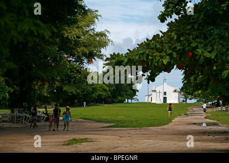 Quadrado, dem Hauptplatz in Trancoso mit Sao Joao Batista Kirche am Ende. Bahia, Brasilien. Stockfoto