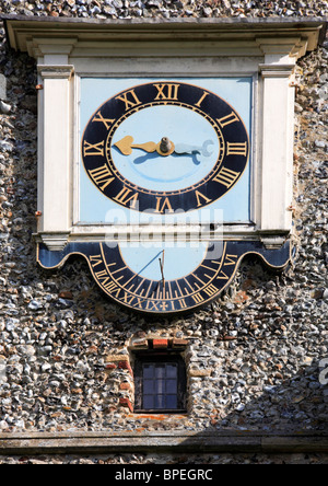 Uhr und Sonnenuhr auf dem Turm der Kirche St Mary Jungfrau im Saxlingham Nethergate, Norfolk, England, Vereinigtes Königreich. Stockfoto