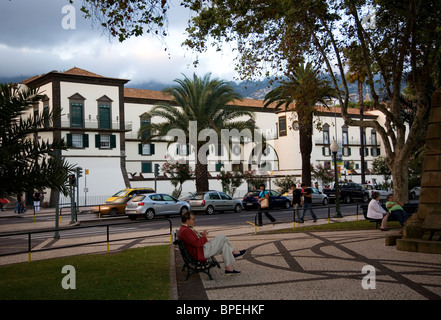 Promenade an der Avenida mar, mit Palaçio de São Lourenço hinter Stockfoto