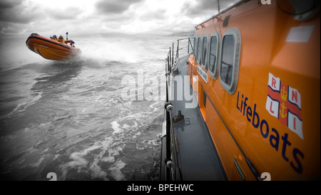 RNLI Aberdovey und Barmouth Rettungsboote auf Übung, Gwynedd Nordwales UK Stockfoto