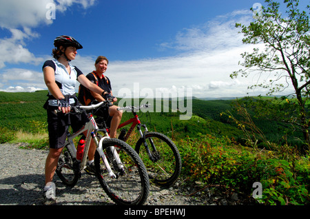 Weibliche Mountainbiker, Dyfi Forest Powys auf Mid Wales UK Europ Stockfoto