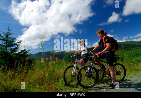 Weibliche Biker, Dyfi Forest, Powys, Mid Wales auf der Suche nach Tarrens Hills, Gwynedd North Wales UK Europe Stockfoto