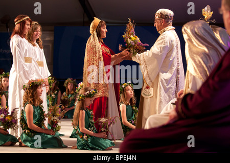 Ein junges Mädchen präsentiert der Erzdruide mit Blumenkorb "aus dem Land und Boden von Wales' National Eisteddfod of Wales Stockfoto