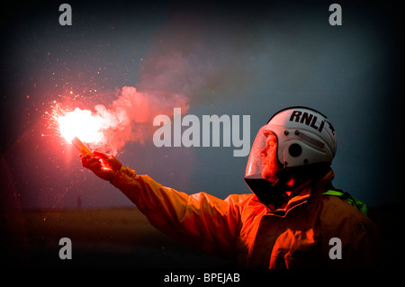 Rettungsboot-Mitglied mit Flare, Aberdovey, Gwynedd RNLI Aberdovey und Barmouth Rettungsboote auf Übung, Gwynedd North Wales UK Stockfoto