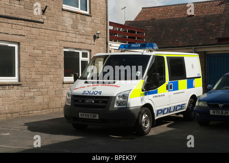 Polizei-Transporter vor der Polizeistation in Yarmouth, Isle Of Wight geparkt Stockfoto