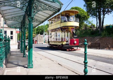 Touristen an Bord eine Straßenbahn vor dem Altbau Derby Assembly Rooms in Crich Tramway Museum im Peak District Stockfoto