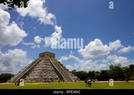 Überfüllten Haupt Pyramide in Chichen Itza, Yucatan, Mexiko Stockfoto