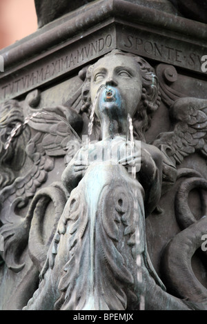 Detail an der Basis der Justitia Statue, R Ömerberg, Frankfurt am Main, Hessen, Deutschland Stockfoto