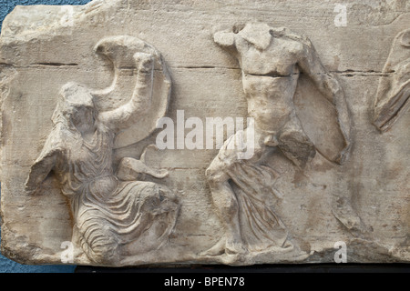 Detail des südlichen Frieses der Tempel der Athena Nike zeigt ein Duell zwischen ein Perser und ein Athener, vielleicht beim Marathon. Stockfoto