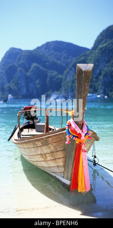 Hölzernes Fischerboot, Mahya Bay, Koh Phi Phi Leh, Provinz Krabi, Thailand Stockfoto