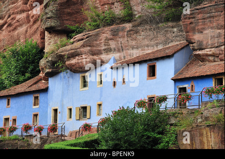 Die blauen Höhlenbewohner Häuser in Felswand im Graufthal, Vogesen, Elsass, Frankreich Stockfoto