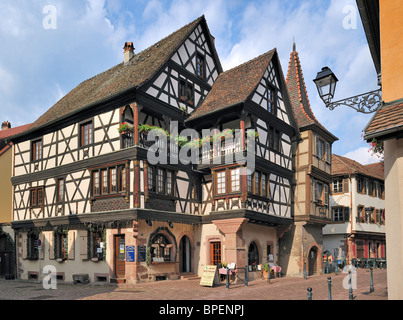 Fassade des gerahmten Holzhaus in Kaysersberg, Elsass, Frankreich Stockfoto