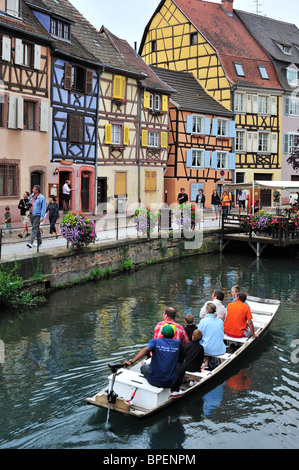 Touristen im Boot auf Sightseeing-Trip entlang der bunten Holz gerahmt Häuser bei Petite Venise / wenig Venedig, Colmar, Frankreich Stockfoto