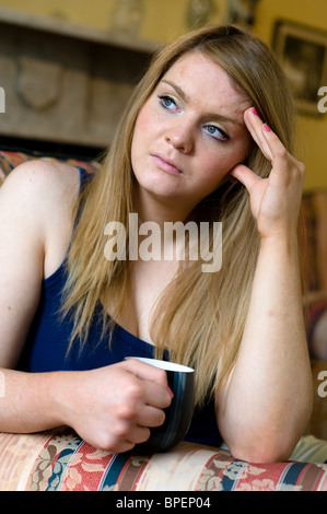 Eine Schülerin liest nervös ihre Prüfungsergebnisse. Stockfoto