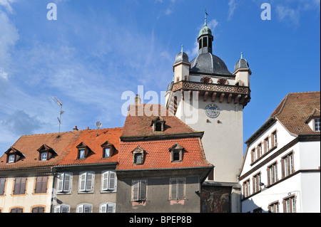 Alte Häuser und die barocke Clock tower / Tour de l ' Horloge in Sélestat, Elsass, Frankreich Stockfoto