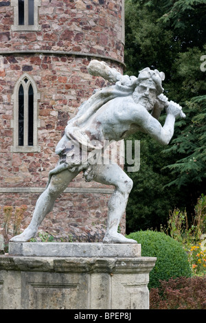 Führen Sie Statue des Herkules oder Herakles mit Club und Löwe Haut Kleidungsstück auf dem Gelände des Goldney Halle Clifton Bristol Stockfoto