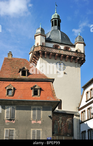 Alte Häuser und die barocke Clock tower / Tour de l ' Horloge in Sélestat, Elsass, Frankreich Stockfoto