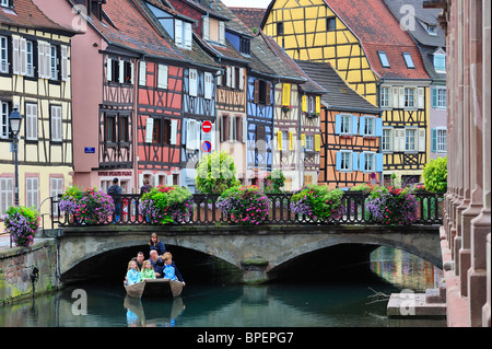 Touristen im Boot auf Sightseeing-Trip entlang der bunten Holz gerahmt Häuser bei Petite Venise / wenig Venedig, Colmar, Frankreich Stockfoto