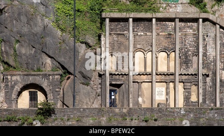 Unteren Eingänge der stillgelegten Clifton Felsen Wasser betriebene Standseilbahn Hotwells Bristol auf der A4 Fernstraße Stockfoto