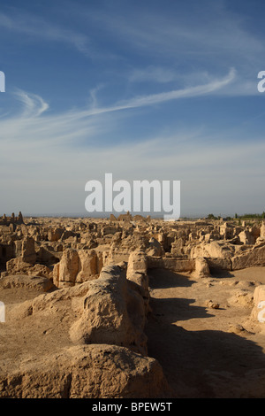 Blick über die Ruinen der antiken Stadt Jiaohe in der Takla Makan Wüste in Xinjiang, Nord-West-China. Stockfoto