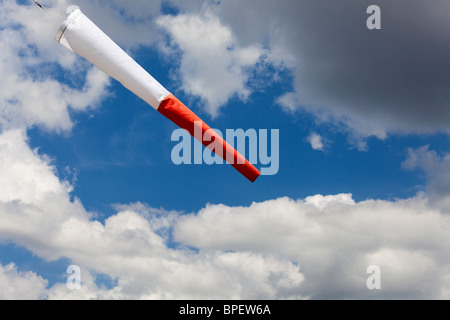 Windsack in einem wolkenverhangenen Himmel. SORM steht vor der Tür Stockfoto