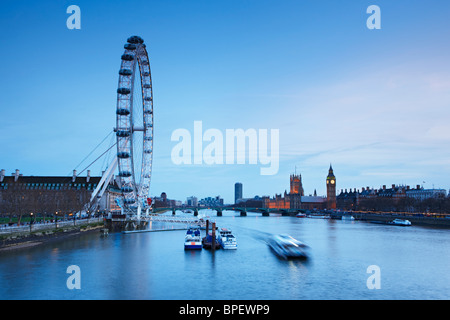 Mit Blick auf das London Eye und den Houses Of Parliament Stockfoto