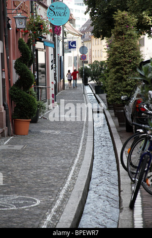 Eine Gosse, bekannt als ein Bächle in deutscher Sprache mit frischem Wasser laufen. Diese sind ein alltäglicher Anblick Stockfoto