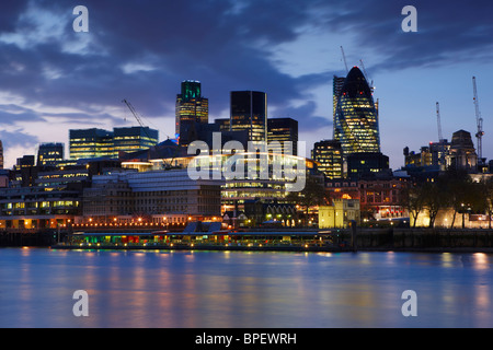 Blick über den Fluss Themse bei Nacht mit Blick auf das finanzielle Herz der City of London Stockfoto