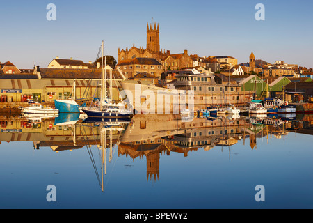 Penzance Hafen mit der Stille der Dämmerung geben Spiegel wie Reflexionen Stockfoto