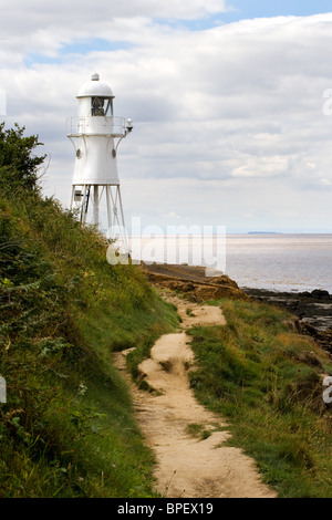 Nore Schwarzpunkt Leuchtturm in der Nähe von Portishead auf die Severn Mündung in Somerset England mit der Mariner Weg von der Küste Stockfoto