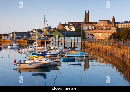 Zunächst leicht über dem Hafen von Penzance und durch ein warmes goldenes Licht beleuchtet Stockfoto