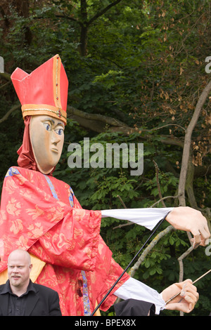 Gigantische Marionette des Bischofs von St. Albans bei Albantide Parade, St Albans, UK 2010 Stockfoto