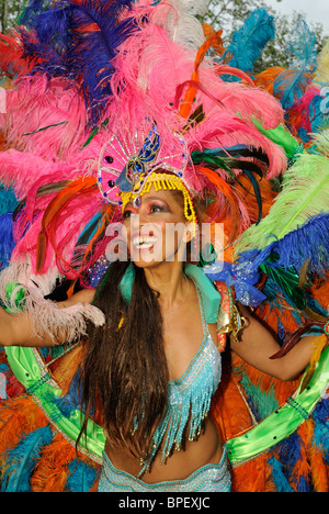 Brasilianische Samba-Tänzer. Sonia de Oliveira aus Sambaschule Amasonia, Karneval der Kulturen in Berlin, Deutschland, Europa. Stockfoto