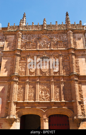 Salamanca, Provinz Salamanca, Spanien. 16. Jahrhundert Plateresque Hauseingang Escuelas Mayores oder Universität. Stockfoto