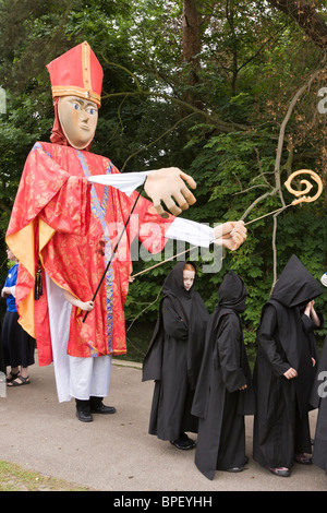 Gigantische Marionette des Bischofs von St. Albans mit Kleinkindern gekleidet als Mönche in Albantide Parade, St Albans, UK 2010 Stockfoto