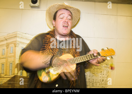 Straßenmusiker auf der Londoner U-Bahn Stockfoto