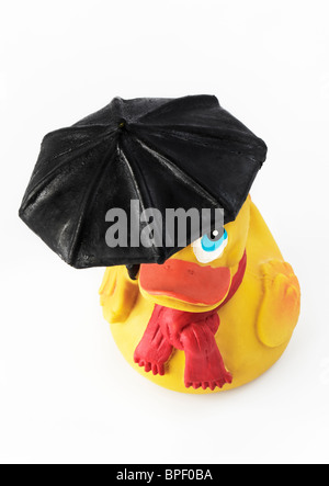 Gelbe Gummiente mit Regenschirm ausschneiden Stockfoto