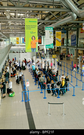 Passagier queuing im Terminalgebäude bei Weeze (Niederrhein) Flughafen, North Rhine-Westphalia, Germany. Stockfoto
