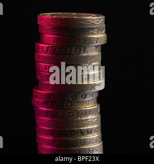 Stapel der Pfund-Münzen mit roten reflektiertes Licht Stockfoto
