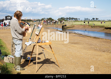 Künstler bei der Arbeit, die Malerei der Szene in Walberswick, Suffolk, England. Stockfoto