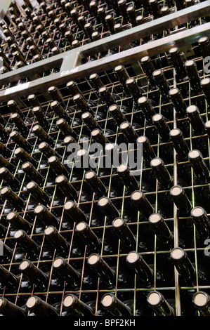 Gestapelte Flaschen im Weinkeller Adega Cooperativa de Borba, Alentejo, Portugal Stockfoto