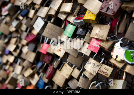 Tausende von Liebe - hängen Schlösser an der Hohenzollernbrücke in Köln Stockfoto