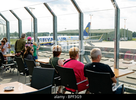 Passagierzahl auf der Aussichtsterrasse an das Terminalgebäude am Airport Weeze (Niederrhein), Nordrhein-Westfalen, Deutschland. Stockfoto