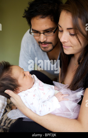 Mutter und Vater bei Neugeborenen Stockfoto