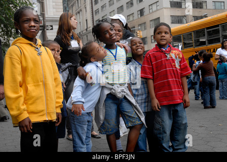 Gruppe von Kindern in den Straßen von New York City Stockfoto