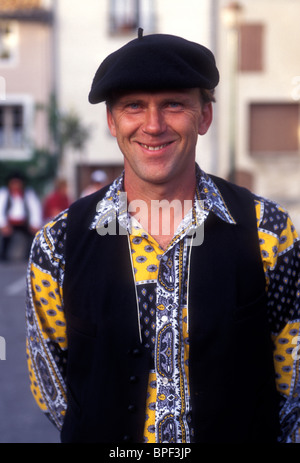 1, 1, Franzose, französischen Mann, Augenkontakt, Ansicht von vorne, Kopf und Schultern, Porträt, Festival, Stadt, Pernes-les-Fontaines, Provence, Frankreich Stockfoto