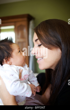 Mutter neugeborenes Baby betrachten Stockfoto