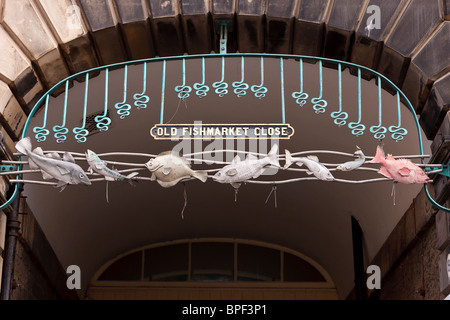 Beschilderung über dem Eingang zum Fischmarkt schließen, Royal Mile, Edinburgh Stockfoto