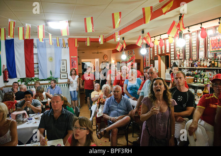 Fußball-Fans sehen die FIFA World Cup 2010 Finale auf großen TV-Bildschirmen in Bar in Altea La Vella an der Costa Blanca, Spanien Stockfoto